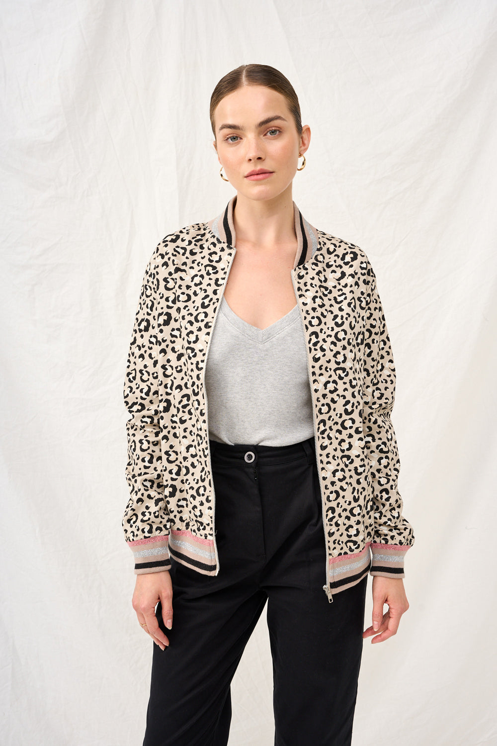 Gray polka dot print suki top