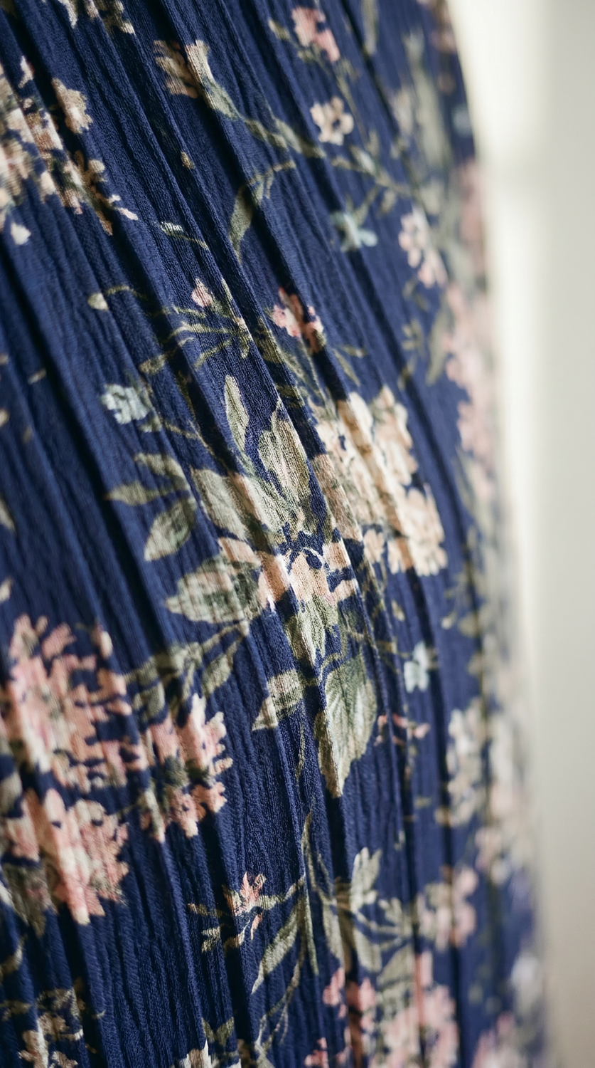 שמלת ססיליה מקסי פליסה פרחונית נייבי