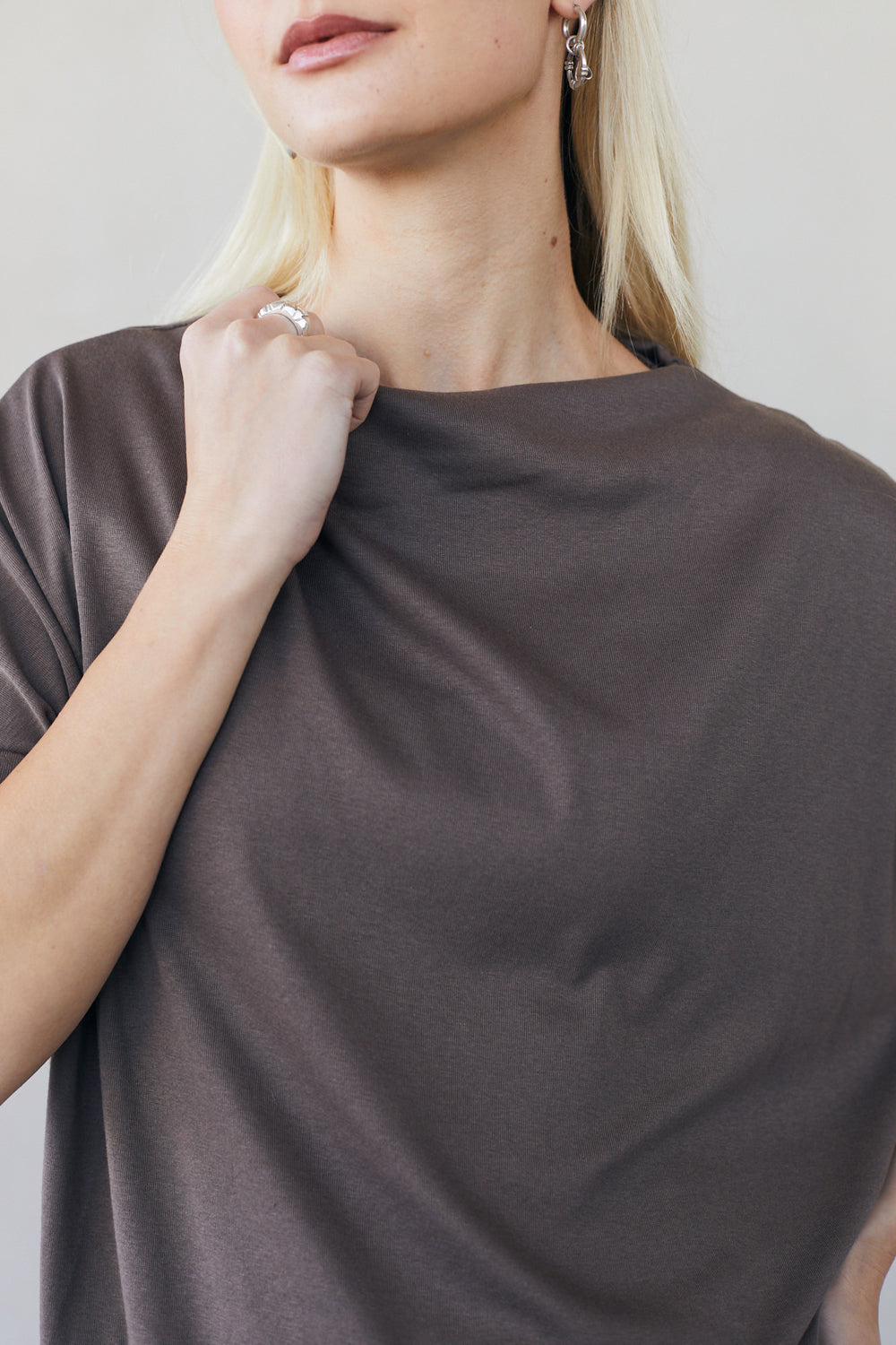 חולצת רומי בצבע חום