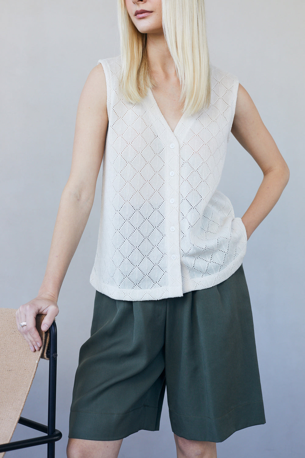 גופיית ווסט מכופתרת תחרה בז׳