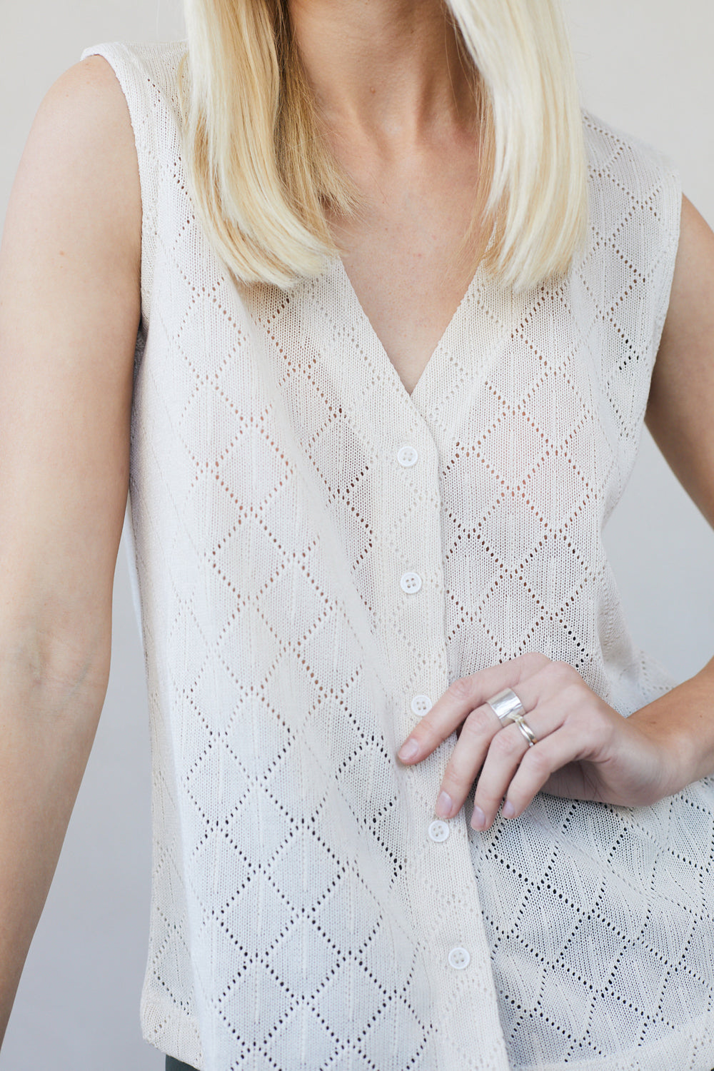 גופיית ווסט מכופתרת תחרה בז׳