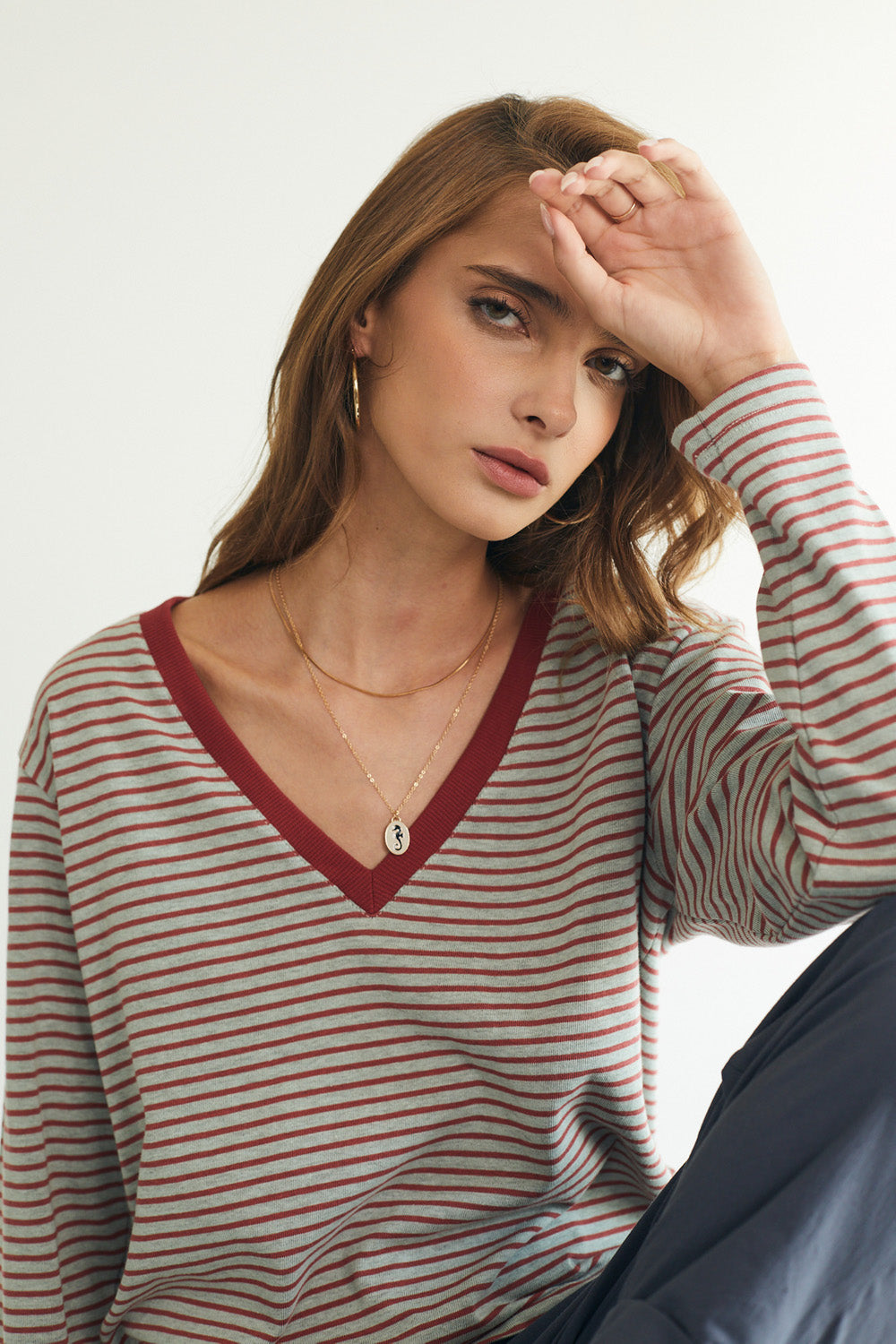 מושלמת וי ארוכה פס בורדו רקע תכלכל