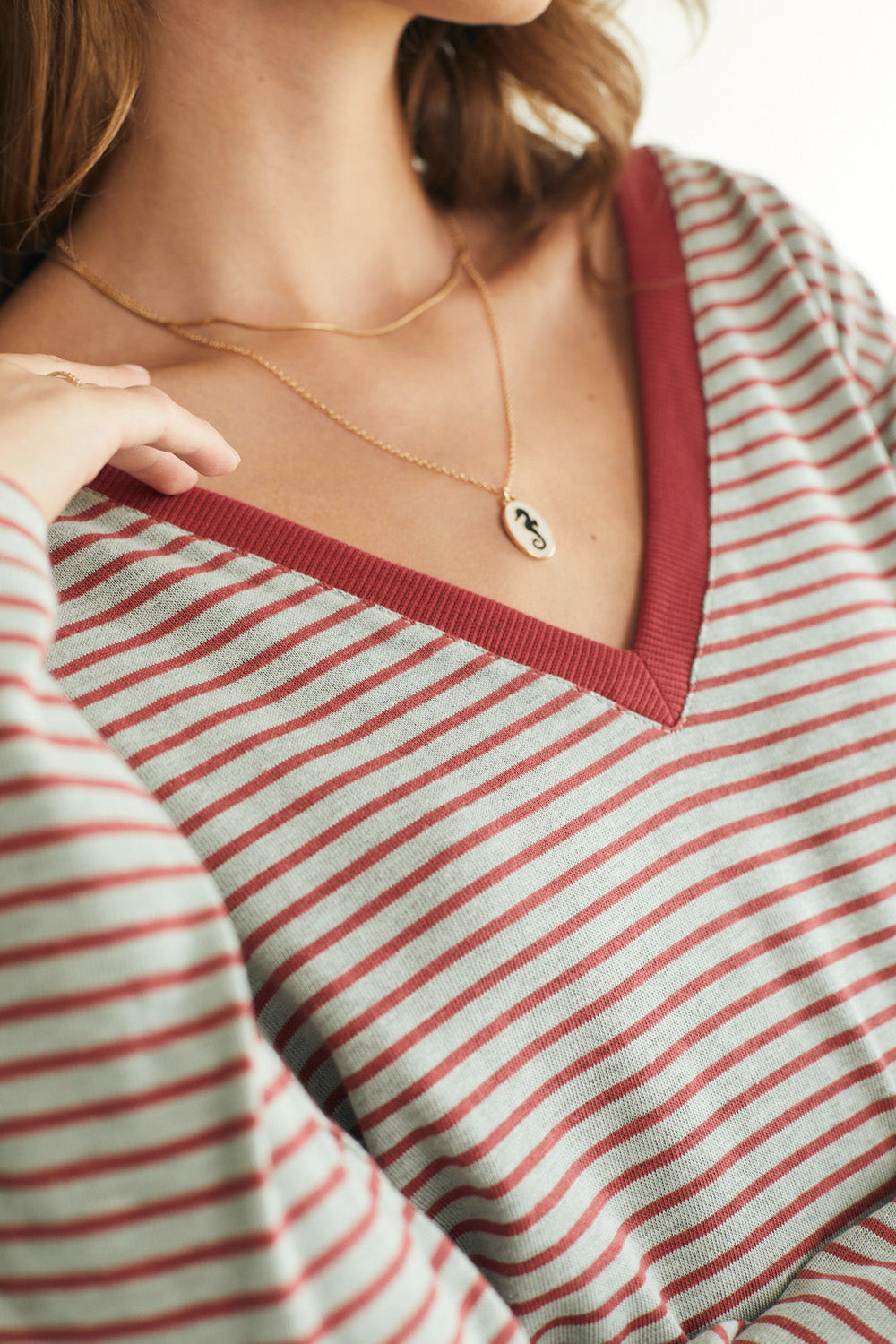 מושלמת וי ארוכה פס בורדו רקע תכלכל