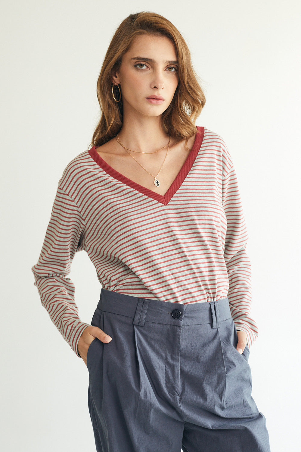 מושלמת וי ארוכה פס בורדו רקע תכלכל