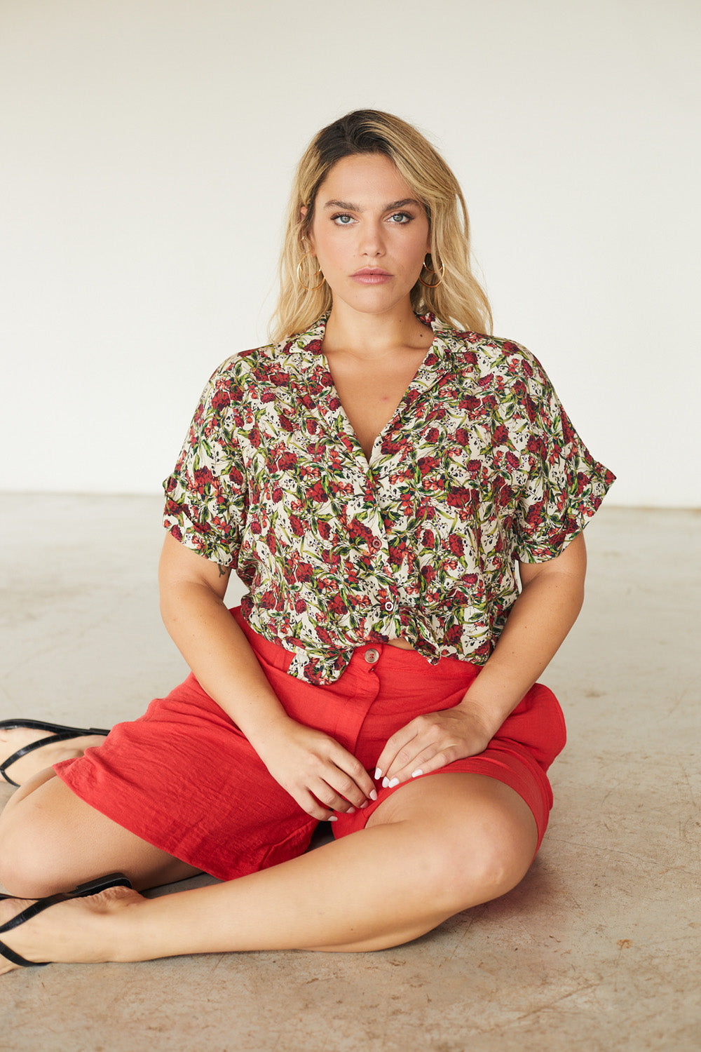 חולצת מליסה פרחונית בהירה