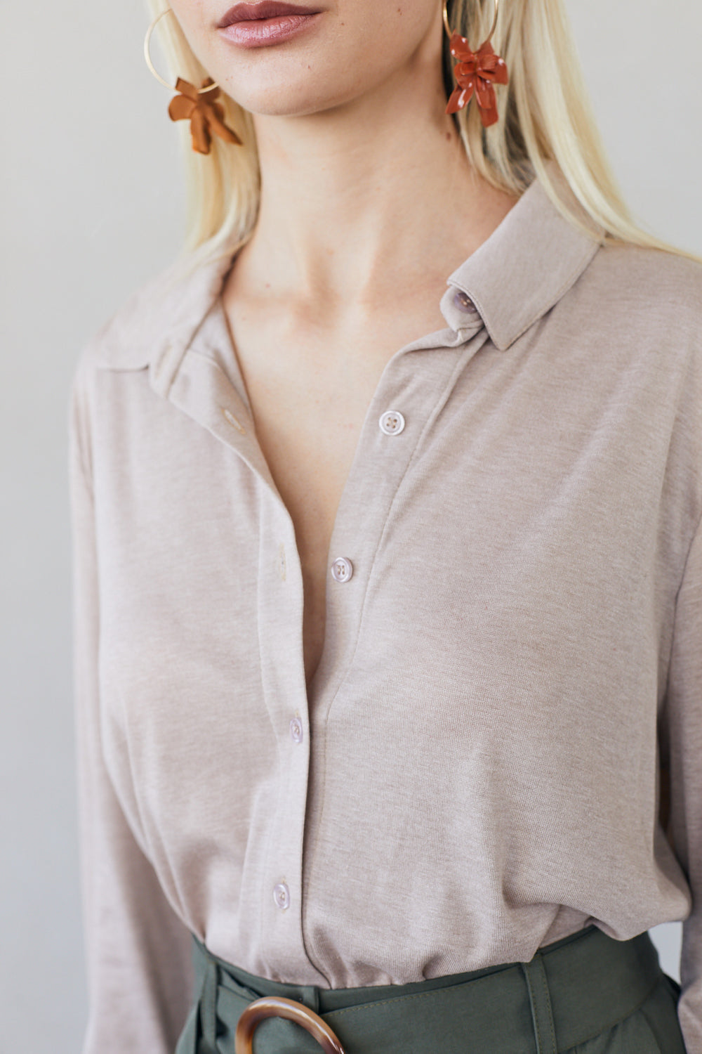 חולצה מכופתרת סריג מוקה