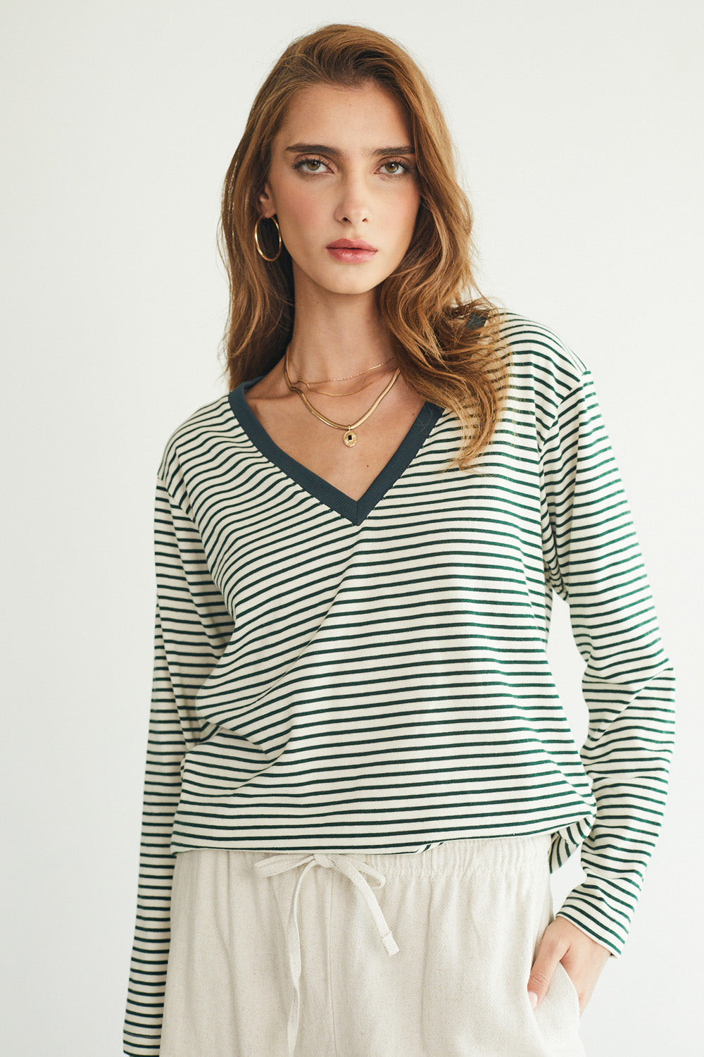 מושלמת וי ארוכה פס ירוק רקע לבן