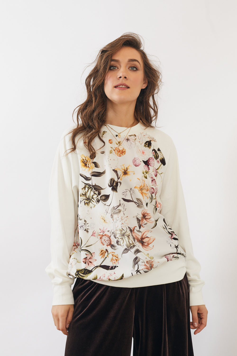 סווטשירט בילי פרחים לבן - מהדורה מוגבלת