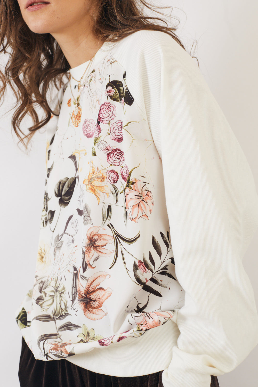 סווטשירט בילי פרחים לבן - מהדורה מוגבלת