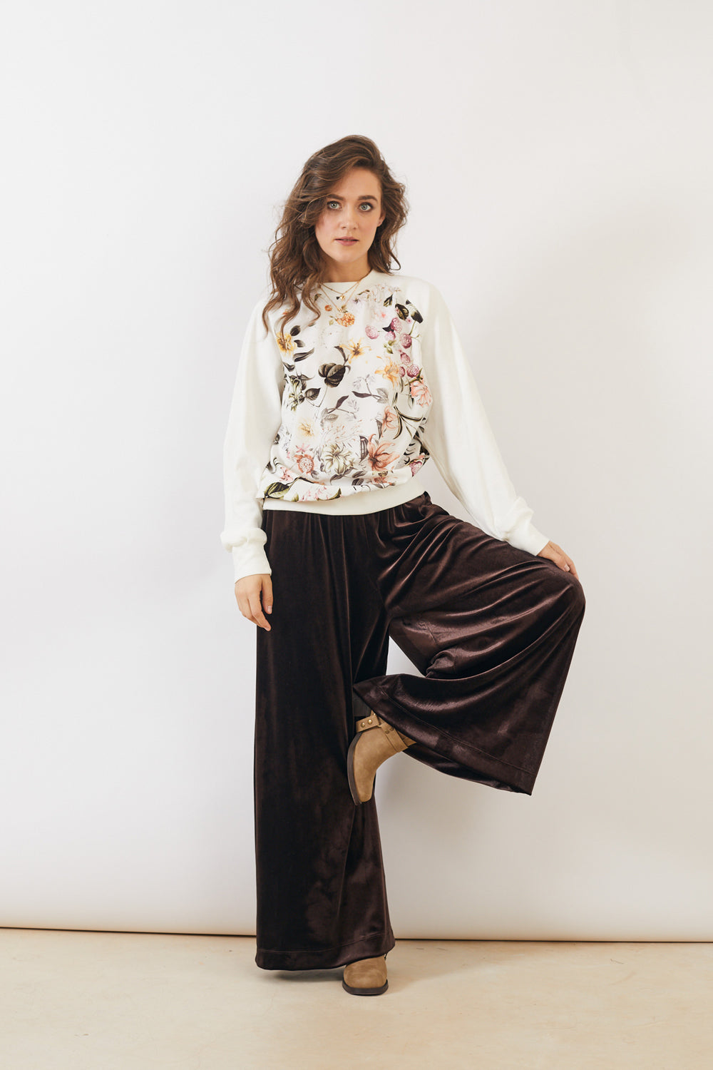 סווטשירט בילי פרחים לבן - מהדורה מוגבלת