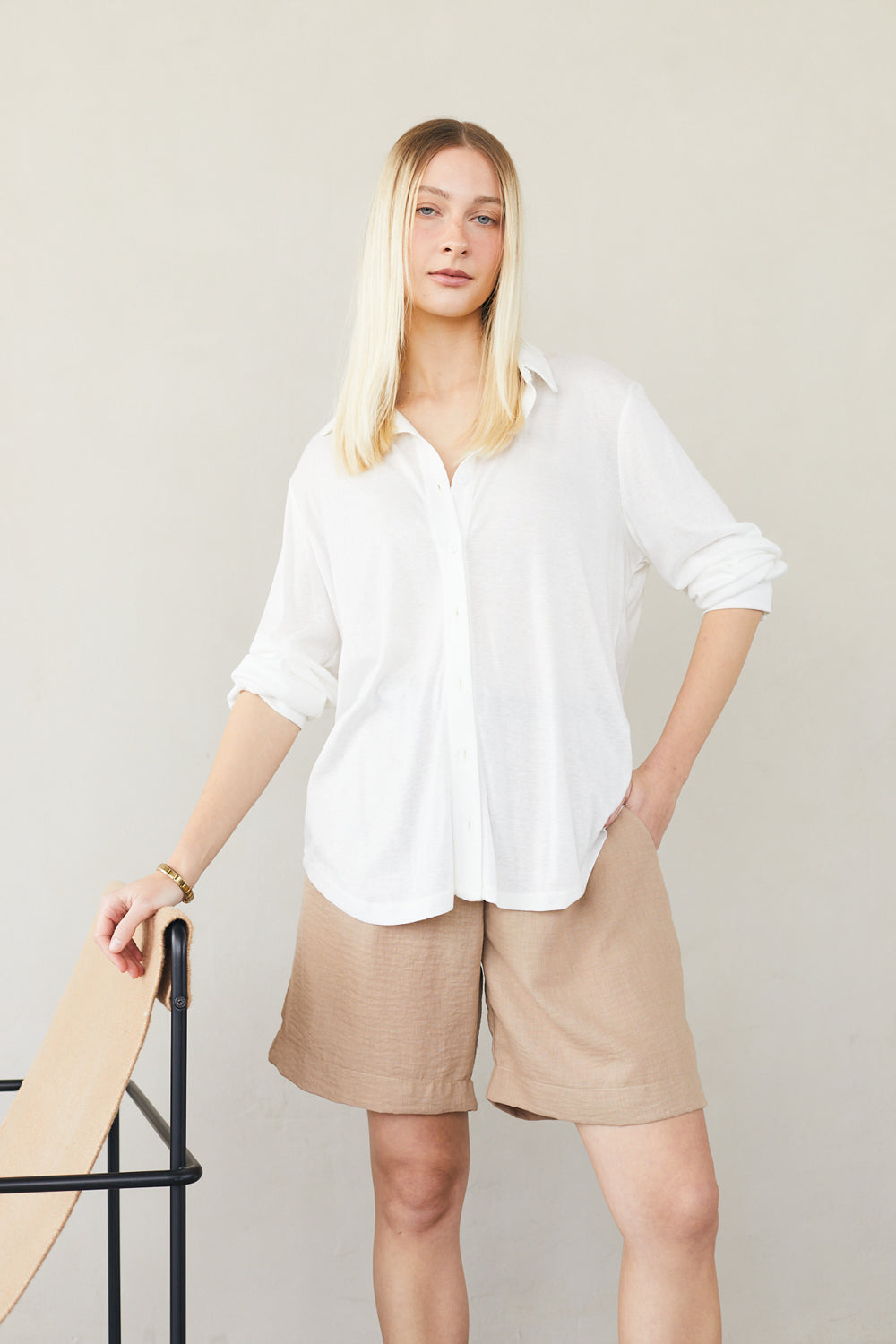 חולצה מכופתרת לבנה