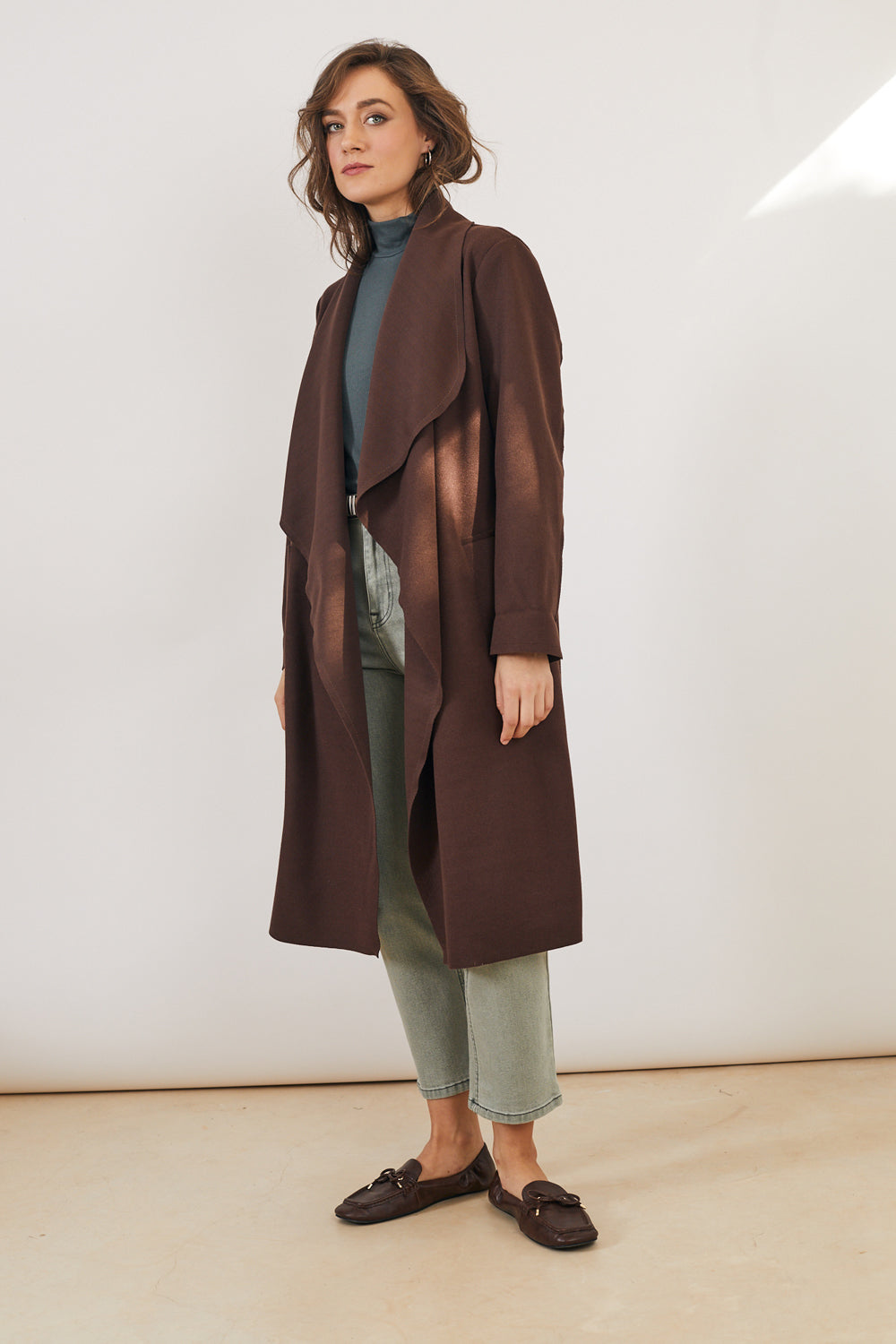 מעיל מעטפת בצבע חום שוקולד