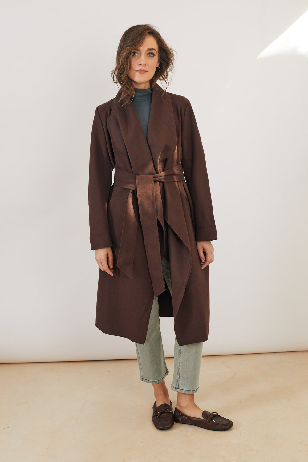 מעיל מעטפת בצבע חום שוקולד
