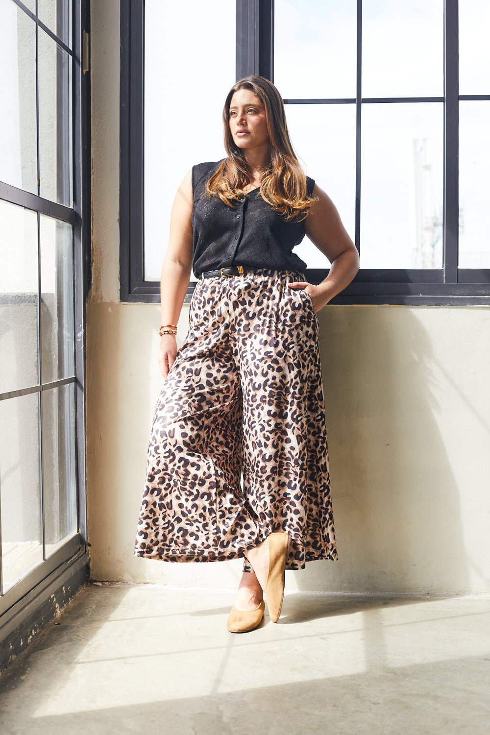 גופיית ווסט מכופתרת תחרה שחורה