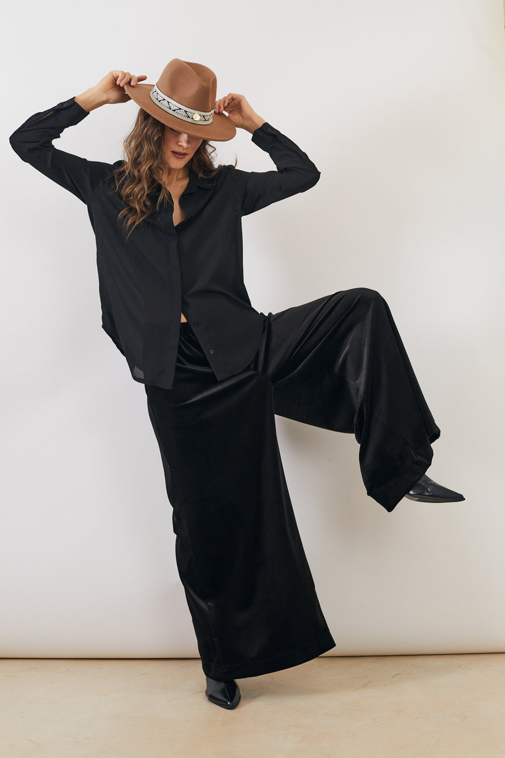 מכנסיים אוליביה קטיפה בצבע שחור