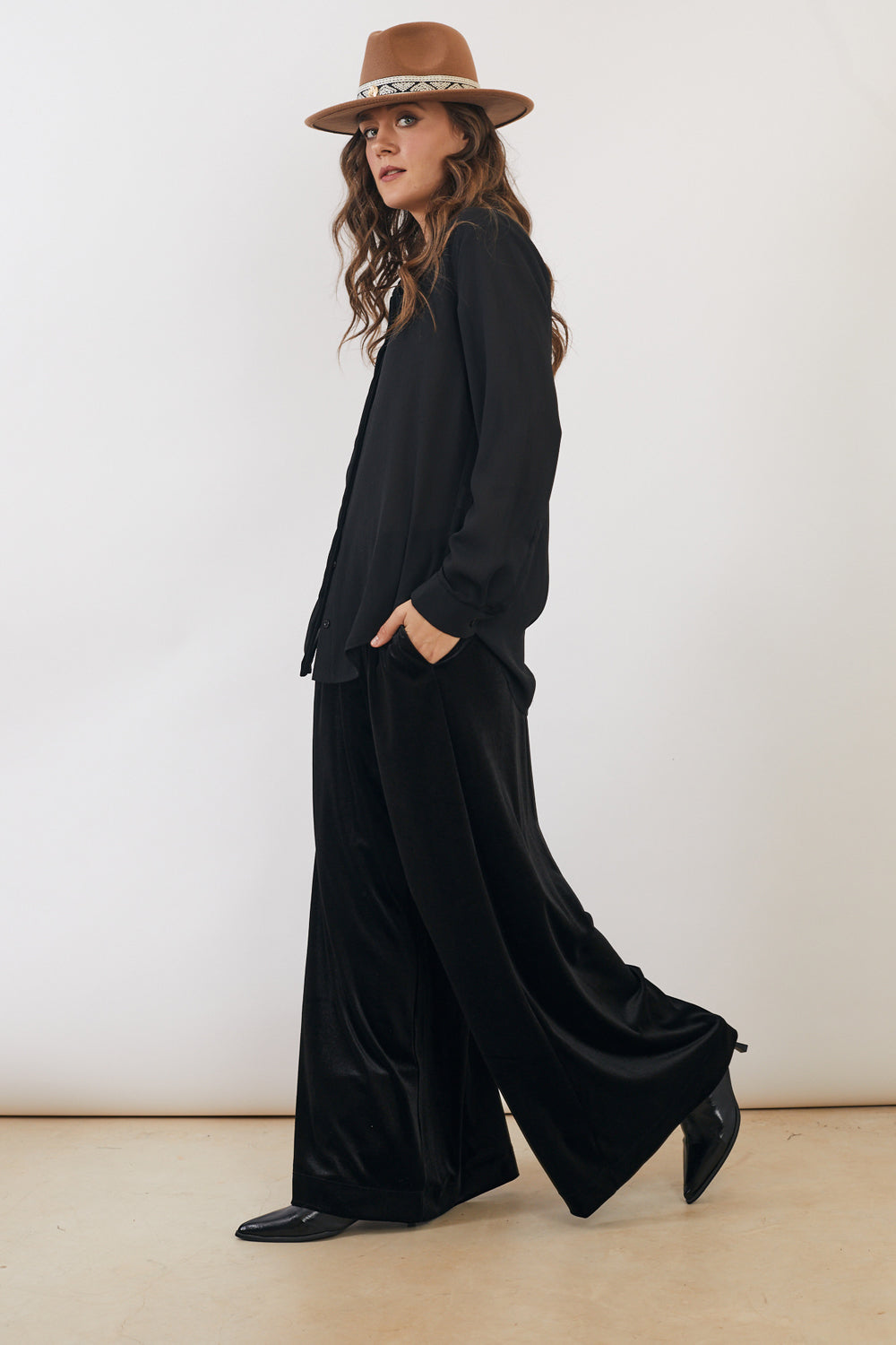 מכנסיים אוליביה קטיפה בצבע שחור