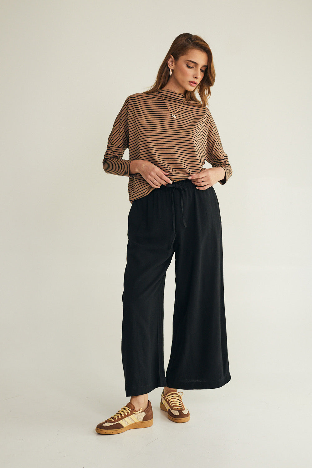 מכנסיים רייצ׳ל קרופ פשתן שחור