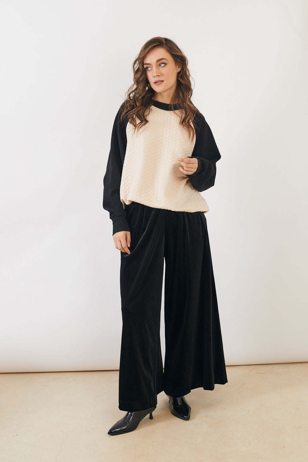 סווטשירט בילי קווילט ורוד שחור