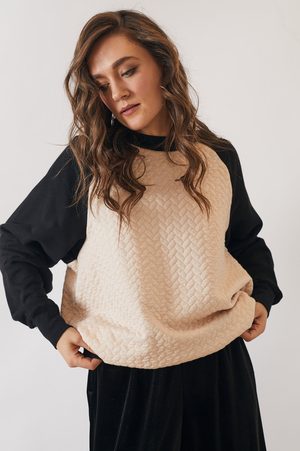 סווטשירט בילי קווילט ורוד שחור