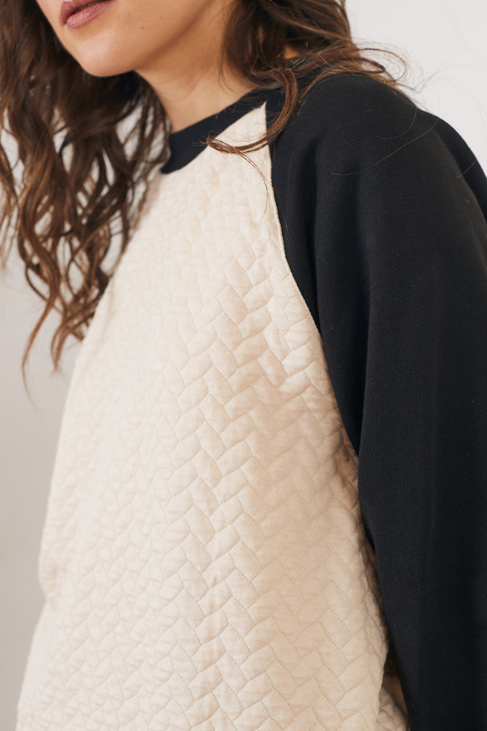 סווטשירט בילי קווילט ורוד שחור