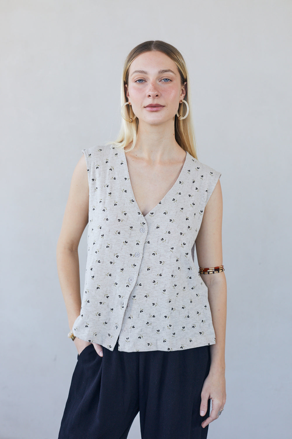 גופיית ווסט מכופתרת זיתים