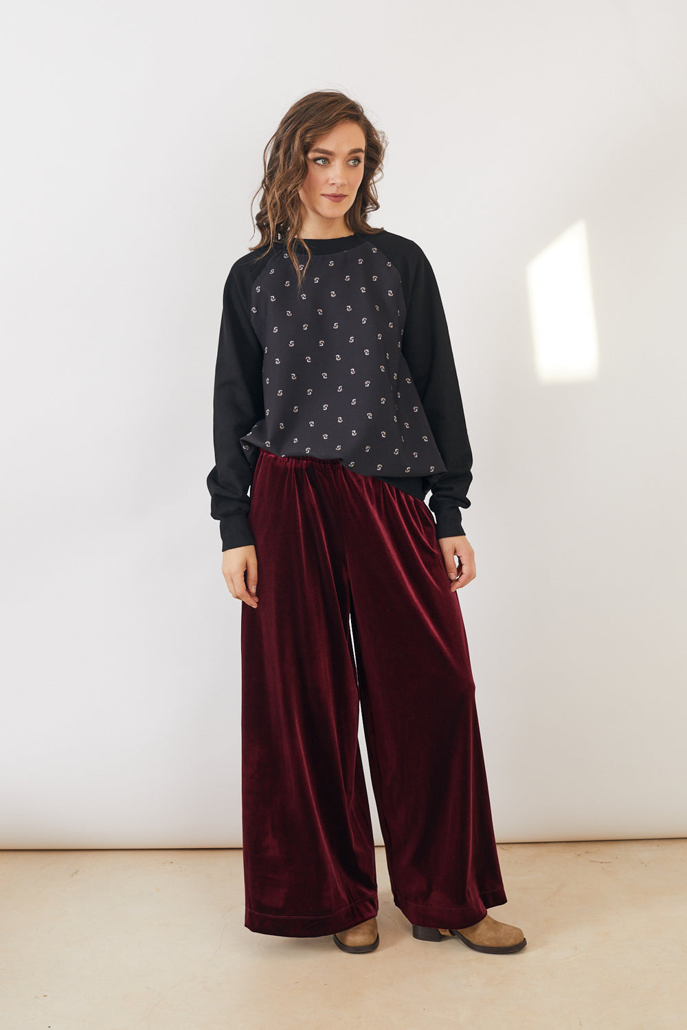 סווטשירט בילי פרחים שחור