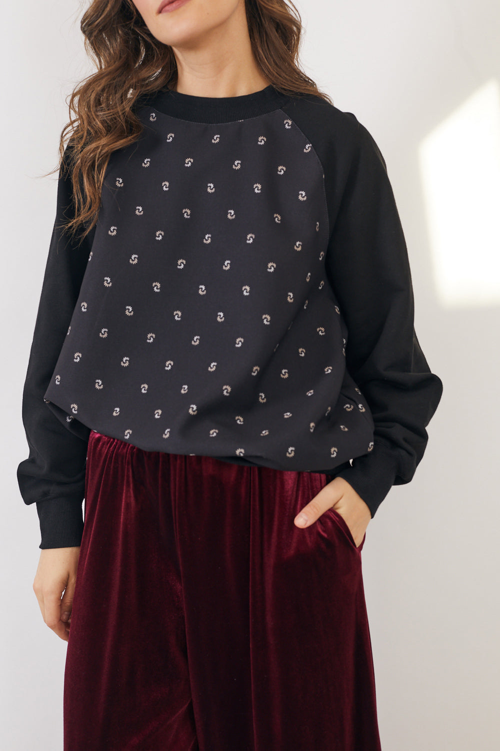 סווטשירט בילי פרחים שחור