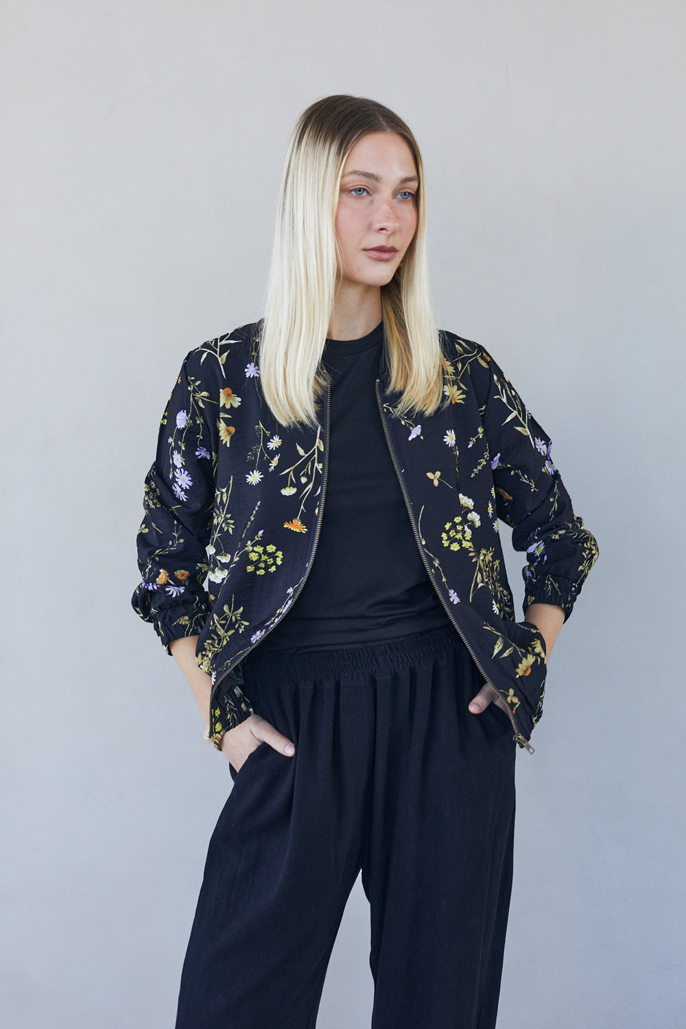 עליונית סוקי פרחים שחור