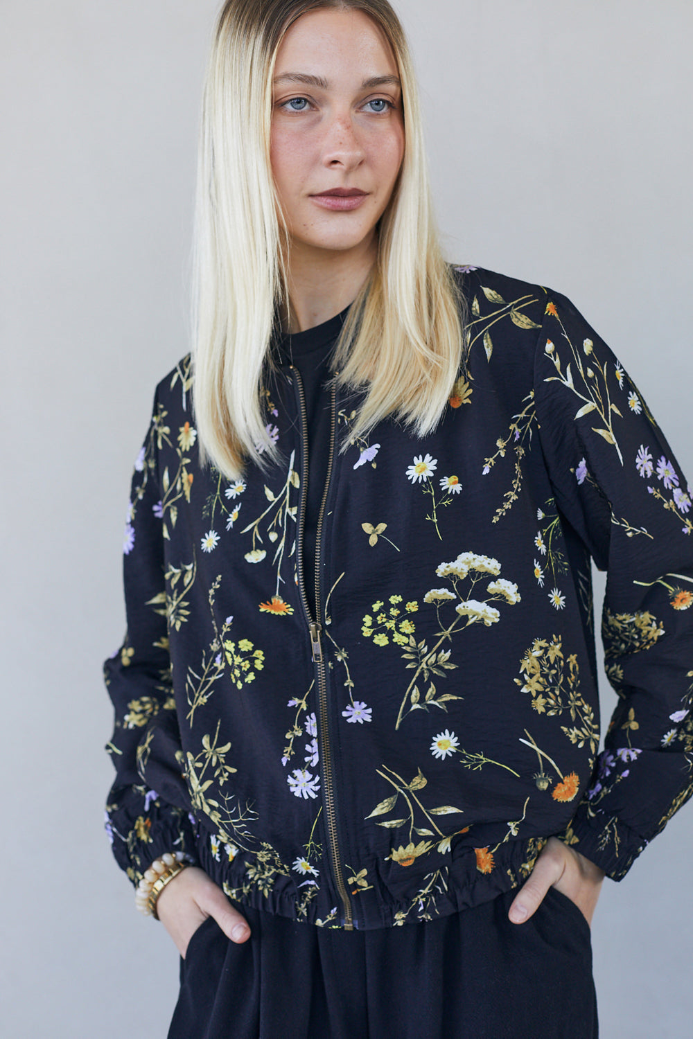 עליונית סוקי פרחים שחור