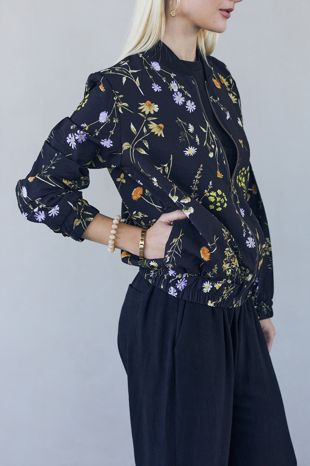 עליונית סוקי פרחים שחור