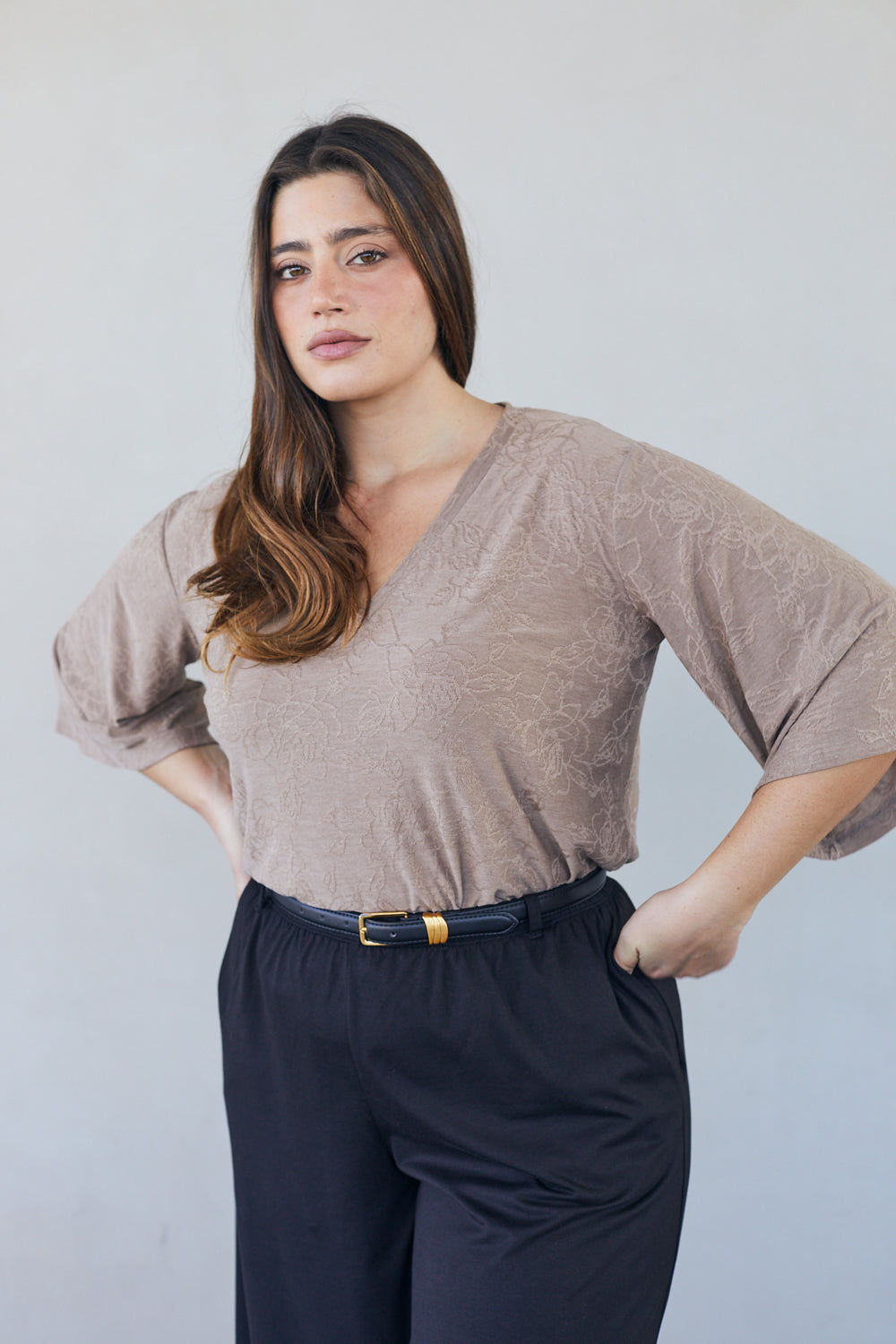 חולצת שאיה וי תחרה בצבע חום