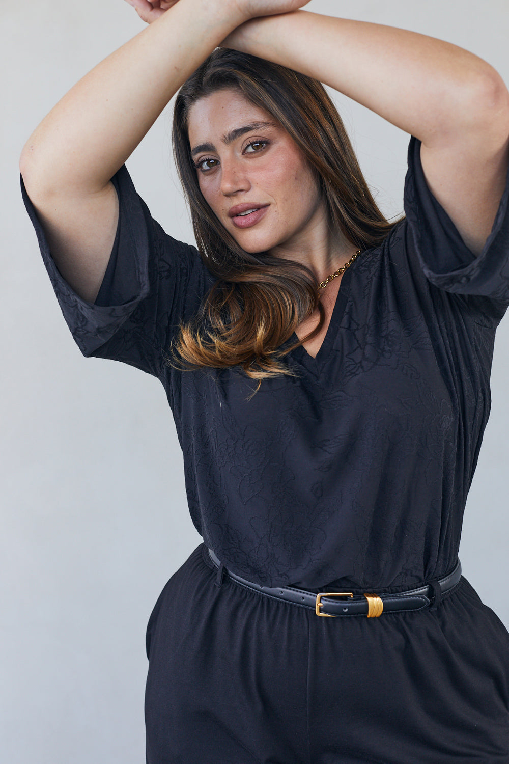 חולצת שאיה וי תחרה שחור