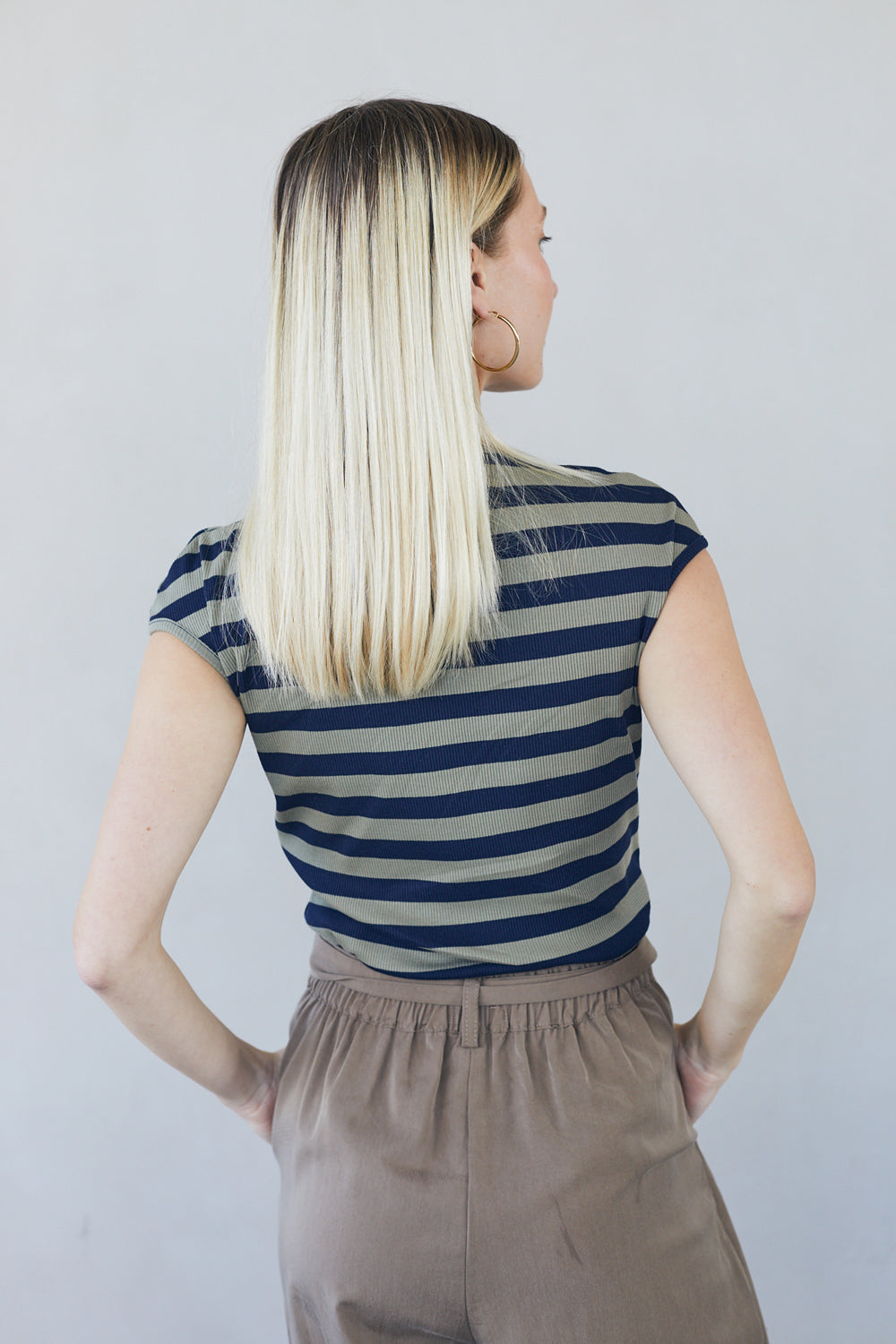 חולצת לטי פסים נייבי זית