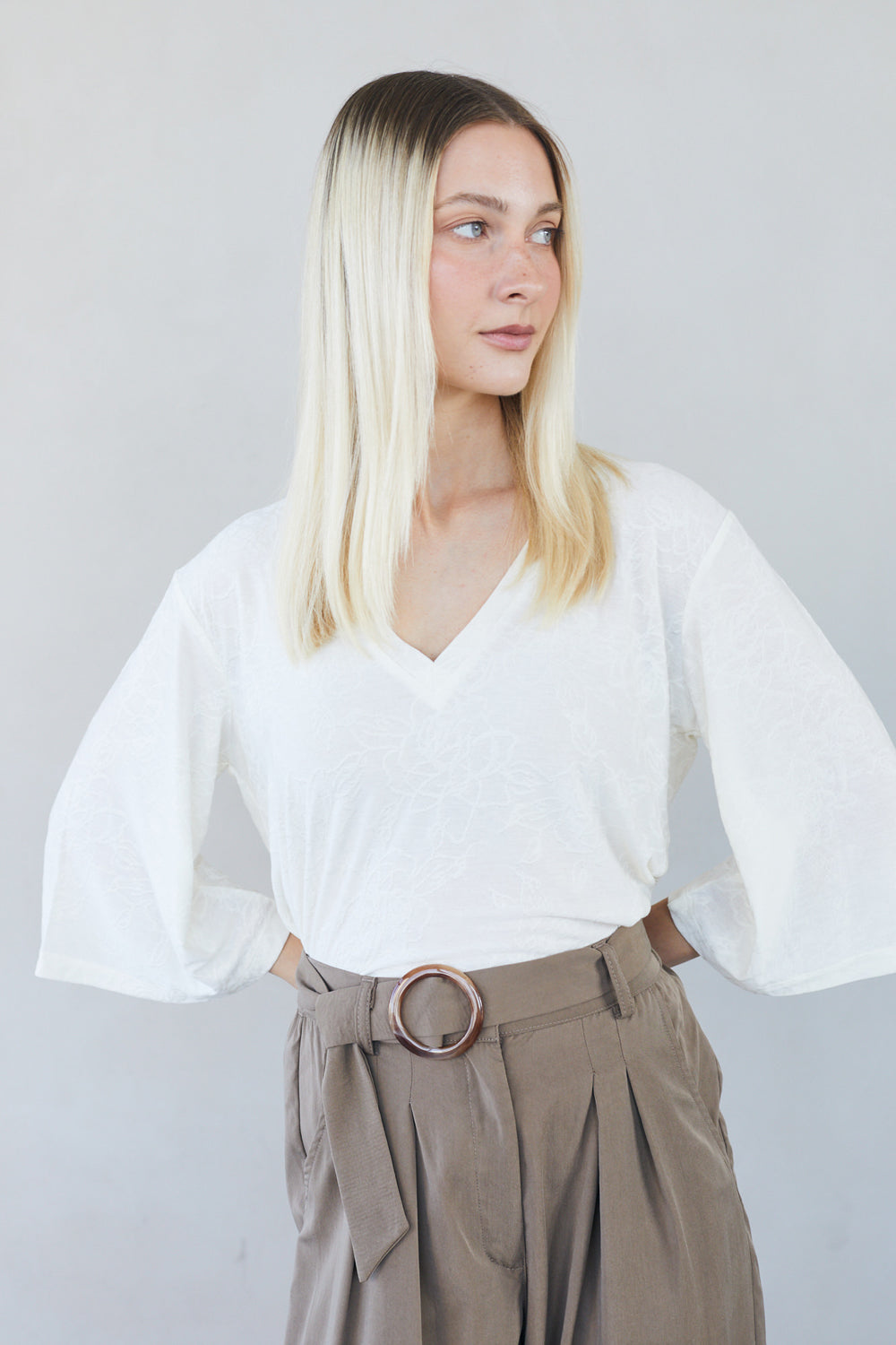 חולצת שאיה וי תחרה לבנה