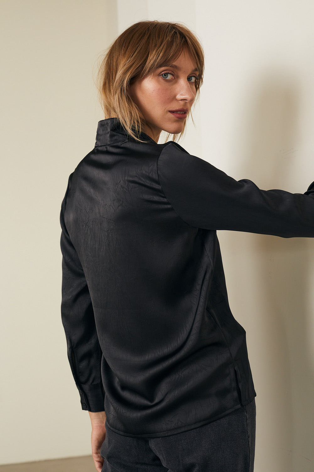 חולצת מולי סאטן שחור