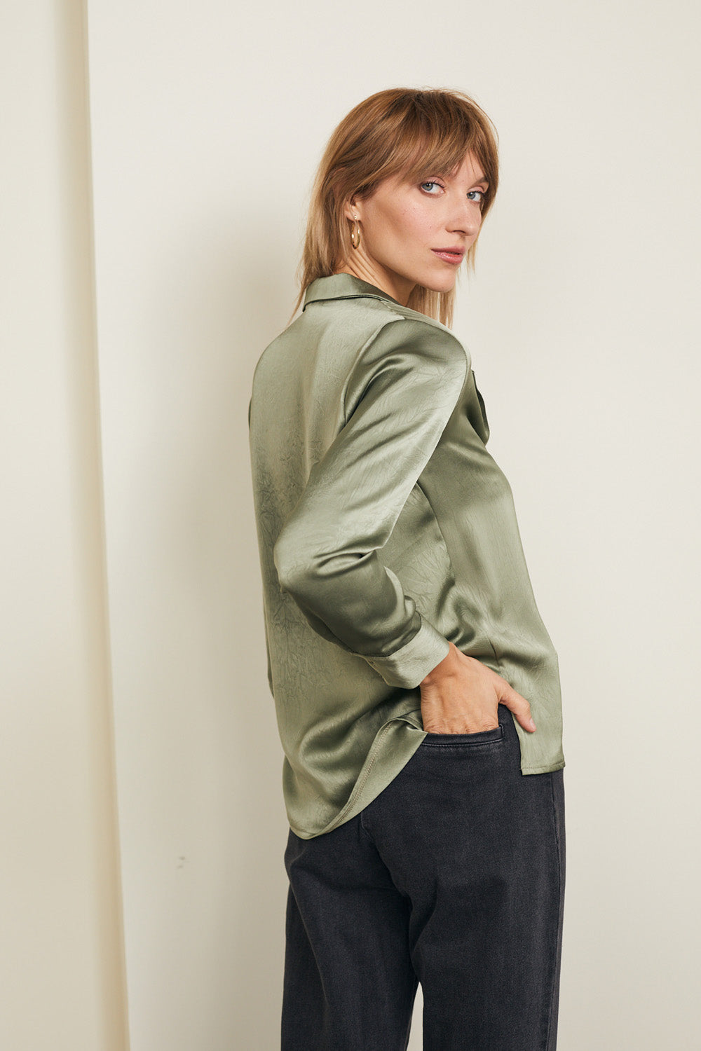 חולצת מולי סאטן ירוק זית