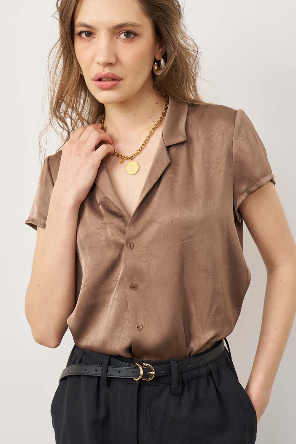 חולצת לוסי סאטן חומה