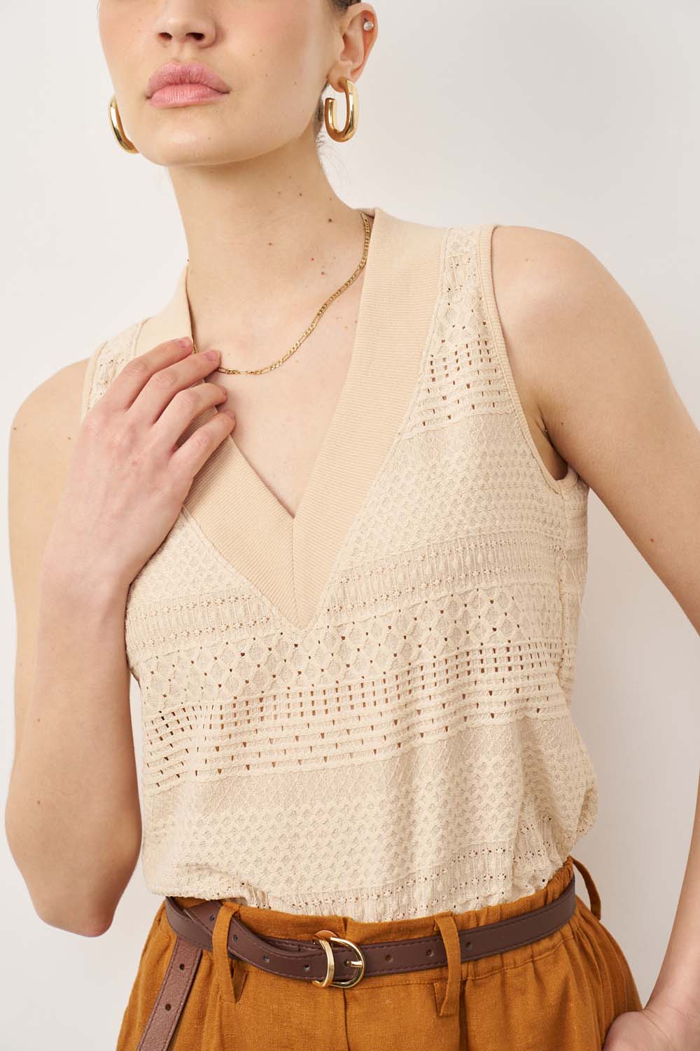 גופיית קולינס תחרה בצבע ניוד