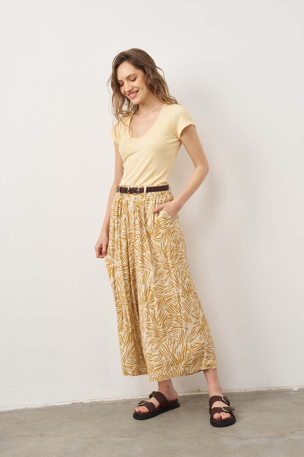 מכנסיים אוליביה הדפס ספארי בהיר - JUL