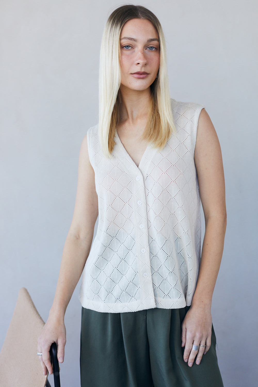 גופיית ווסט מכופתרת תחרה בז׳