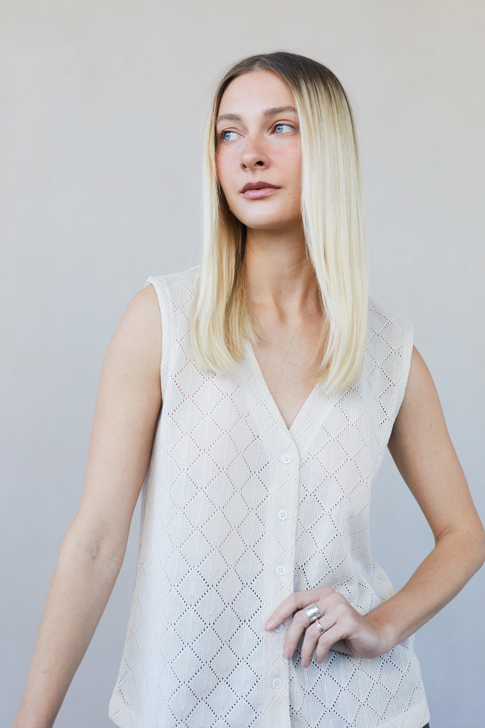 גופיית ווסט מכופתרת תחרה בז׳