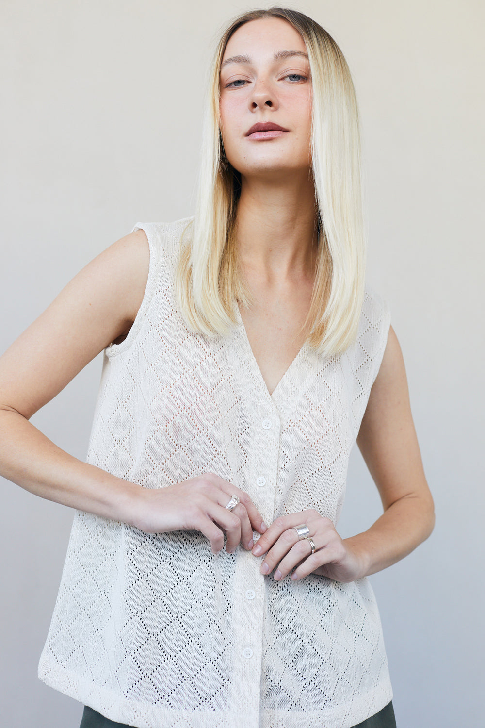 גופיית ווסט מכופתרת תחרה בז׳