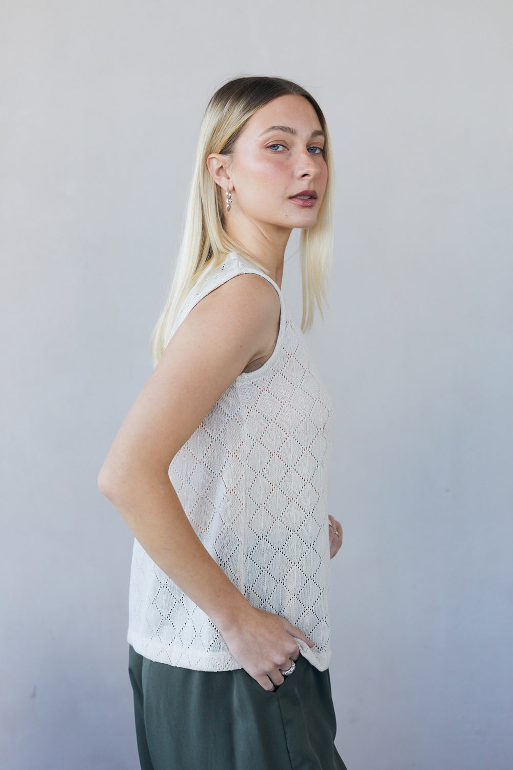 גופיית ווסט מכופתרת תחרה בז׳