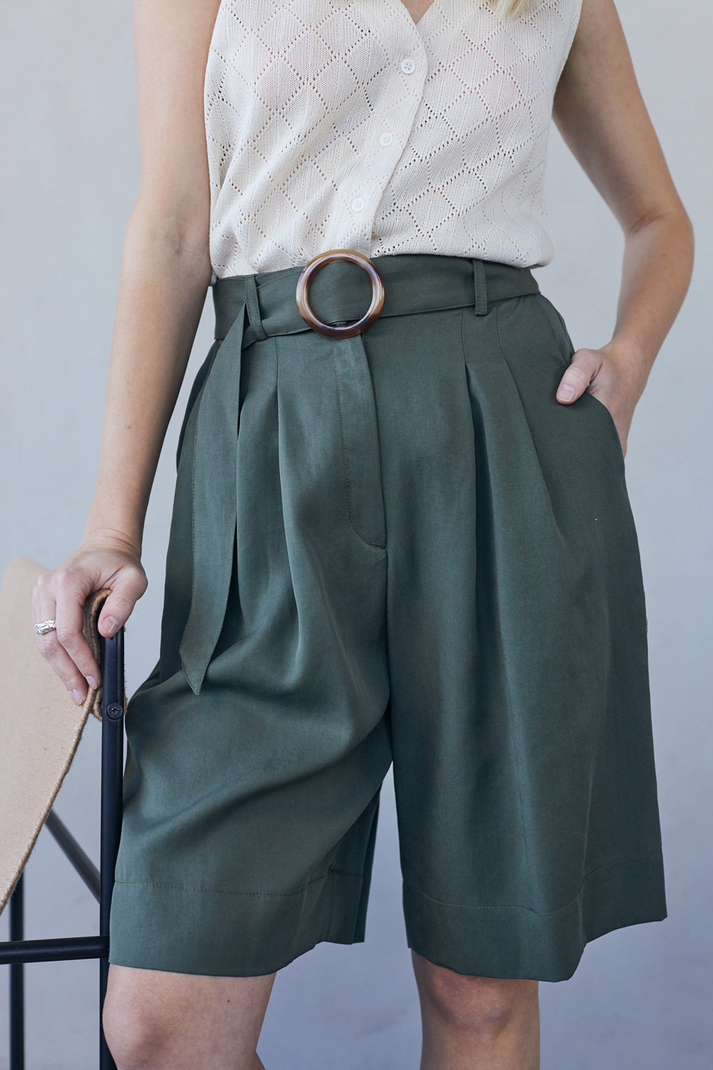 מכנסי ברמודה צבע זית