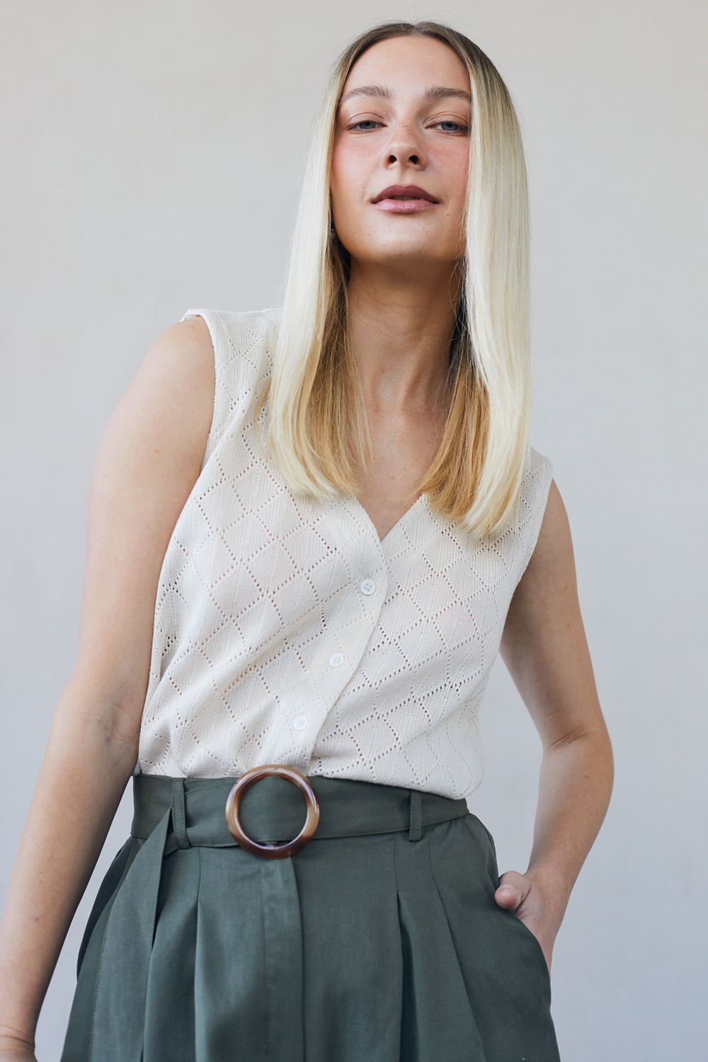 גופיית ווסט מכופתרת תחרה בז׳