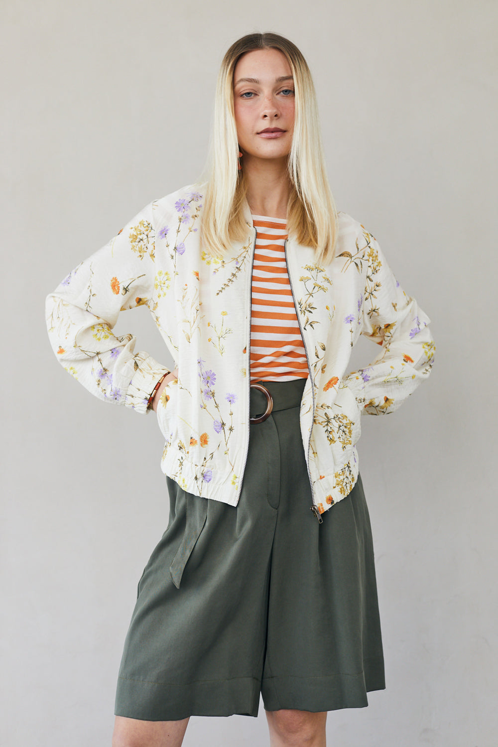 עליונית סוקי פרחים שמנת