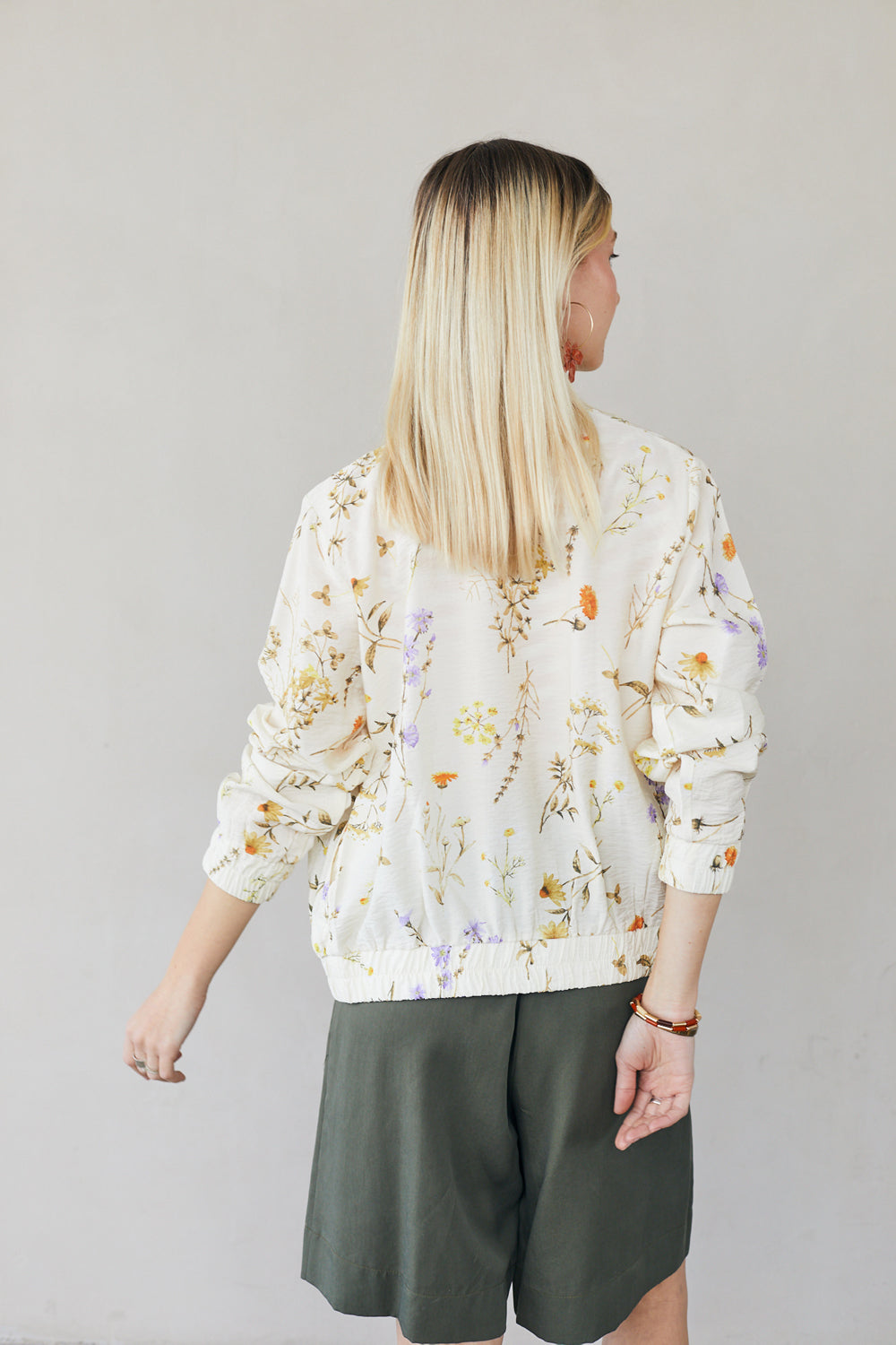 עליונית סוקי פרחים שמנת