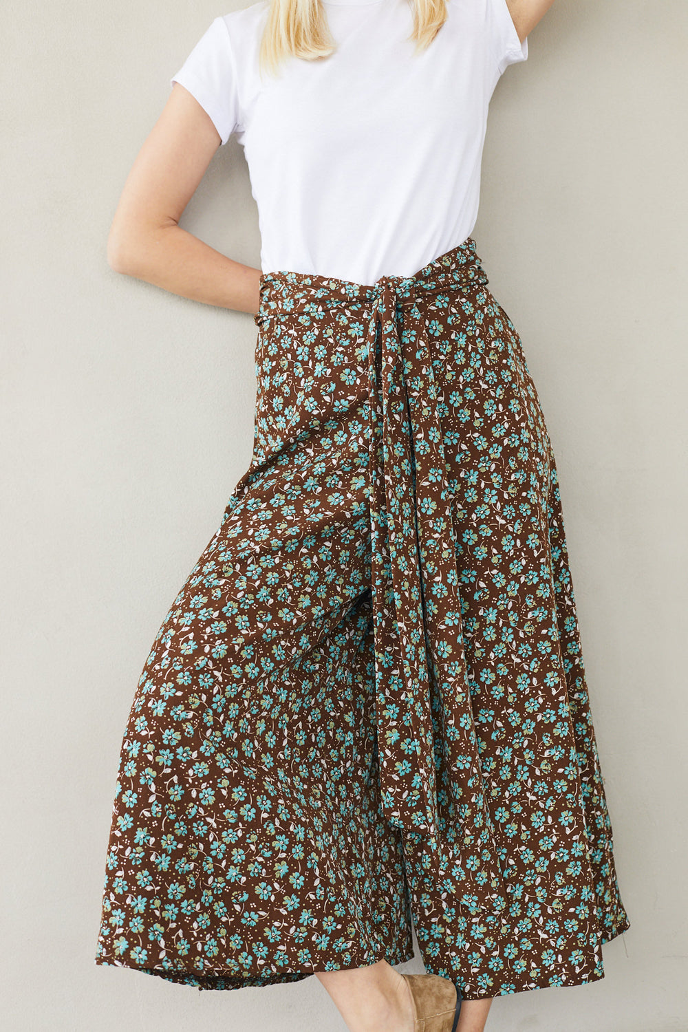 מכנסי חצאית צ׳לסי חום פרחוני