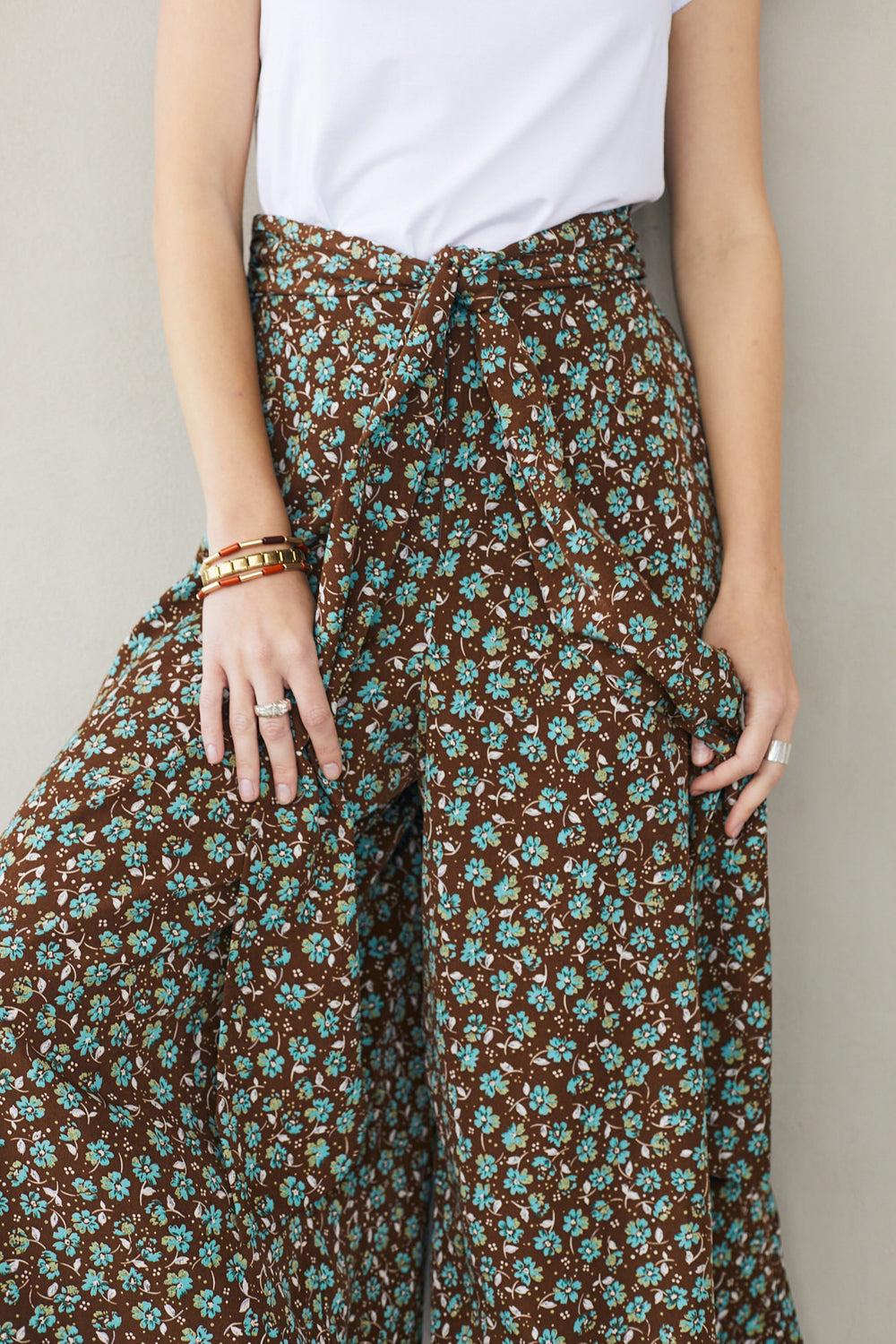 מכנסי חצאית צ׳לסי פרחים חום טורקיז