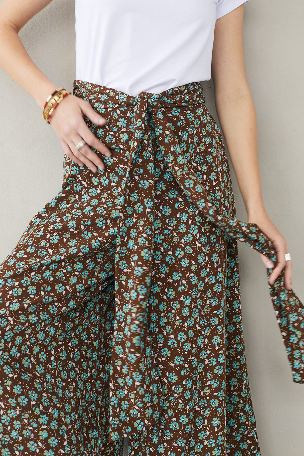 מכנסי חצאית צ׳לסי פרחים חום טורקיז